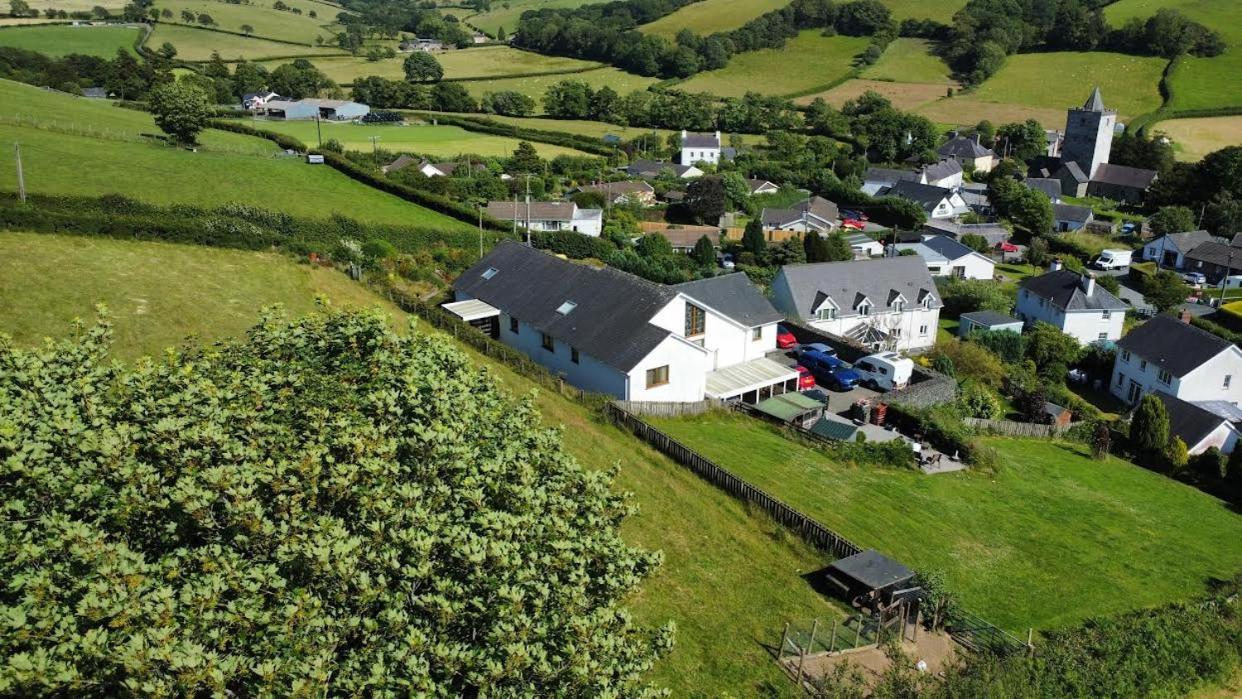 Y Grange Acomodação com café da manhã Llanfihangel-y-Creuddyn Exterior foto