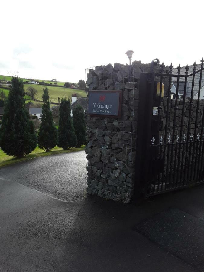 Y Grange Acomodação com café da manhã Llanfihangel-y-Creuddyn Exterior foto